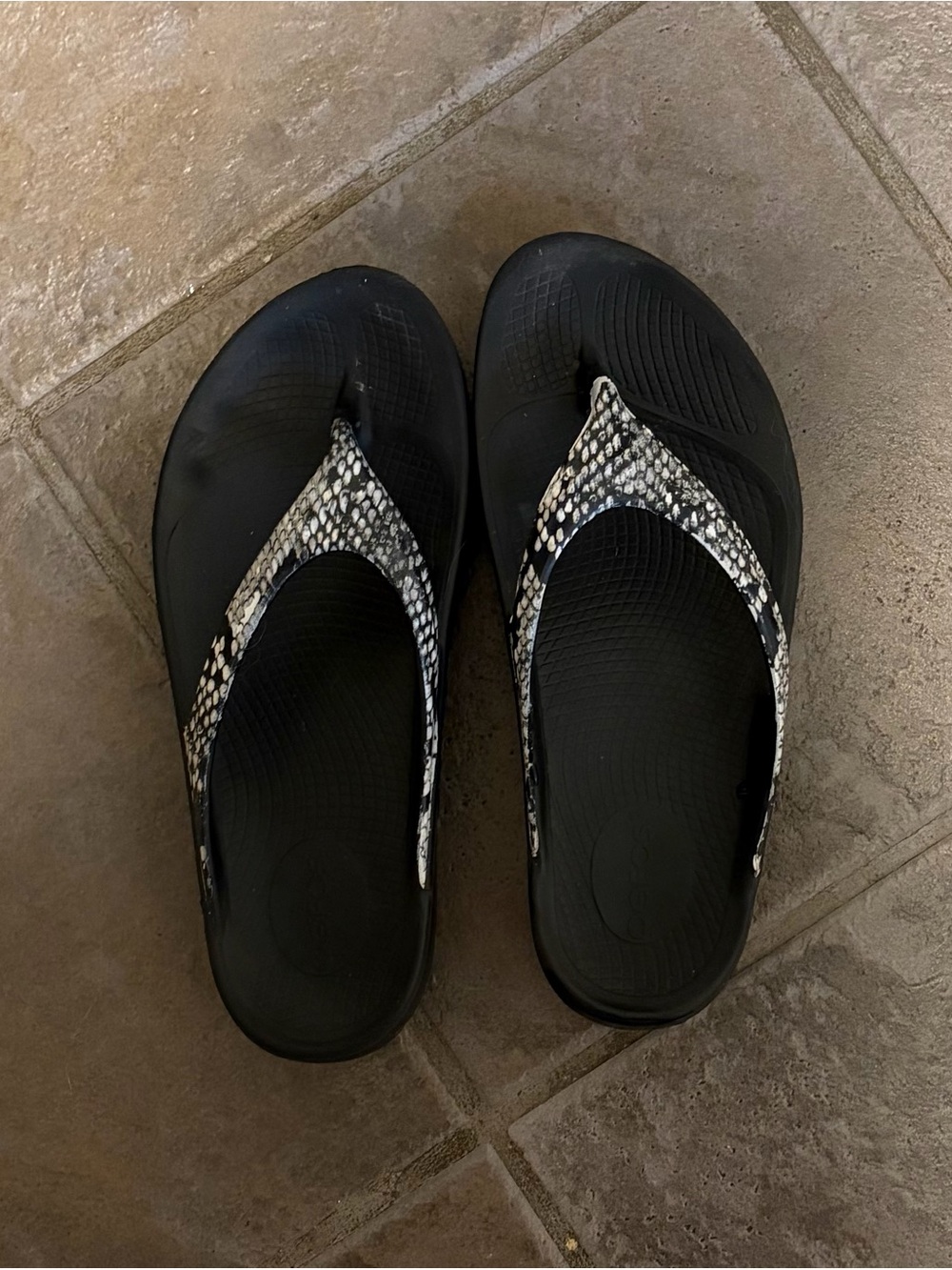 OOFOS Black Thong Sandals with Snake-Print Straps